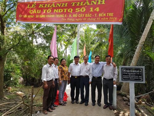 Hội Chữ thập đỏ tỉnh tổ chức khánh thành cầu nông thôn xã Hưng Khánh Trung A huyện Mỏ Cày Bắc