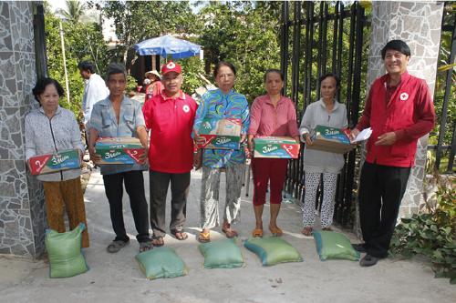 Hội Chữ thập đỏ xã Phú Nhuận, Thành phố Bến Tre vận động quà cho người nghèo