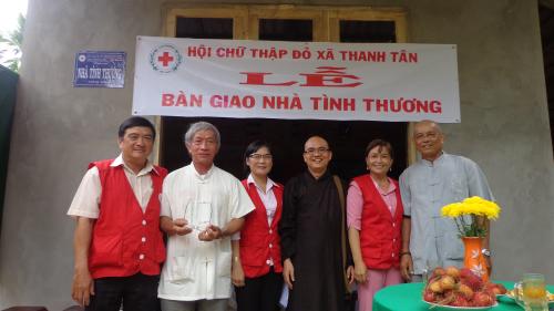 Ban từ thiện xã hội Hương Sen- chùa Phước Long tỉnh Tiền Giang tặng nhà tình thương cho hộ nghèo tại Bến Tre