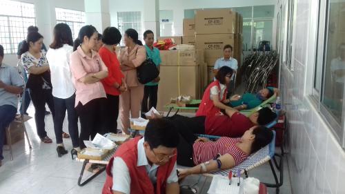 Hội Chữ thập đỏ huyện Giồng Trôm thực hiện cuộc vận động hiến máu tình nguyện trong dịp Tết nguyên đán 2019