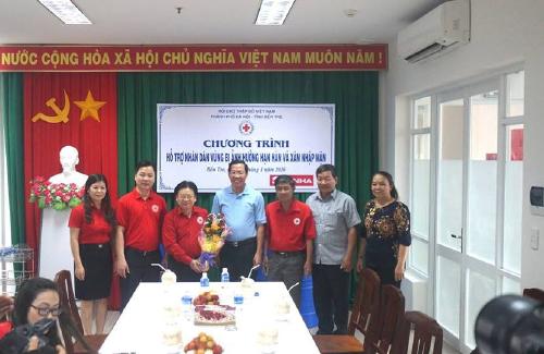 Hội Chữ thập đỏ tỉnh Bến Tre tiếp nhận bồn chứa nước do Hội CTĐ TP Hà Nội tặng 