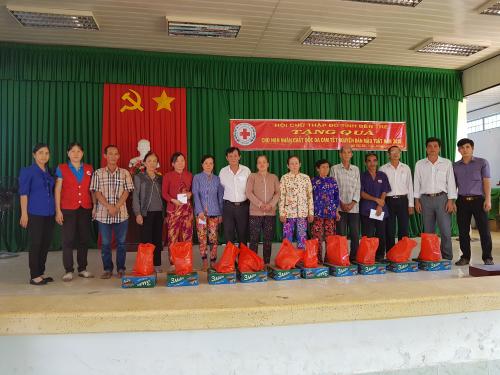 Hội Chữ thập đỏ tỉnh Bến Tre tổ chức tặng quà cho nạn nhân chất độc da cam Xuân Mậu Tuất năm 2018