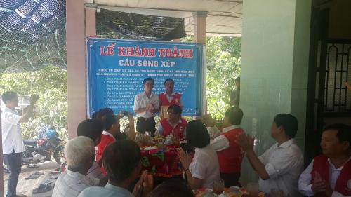 Hội Chữ thập đỏ huyện Chợ Lách tổ chức tặng quà hộ nghèo và Khánh thành cầu Sông Xép, ấp Cống, xã Phú Phụng