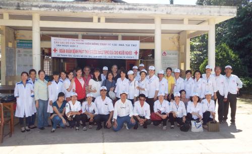 CLB Cựu Thanh niên Hồng thập tự khám bệnh tặng quà tại xã Thanh Tân huyện Mỏ Cày Bắc