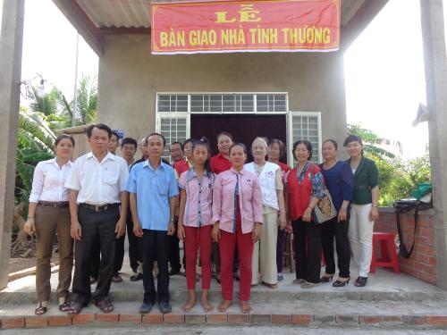 Câu lạc bộ Nhân ái phối hợp với Hội chữ thập đỏ tỉnh bàn giao nhà tình thương cho hộ nghèo tại xã Phú Túc huyện Châu Thành