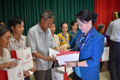 Chủ tịch Quốc Hội trao quà Tết đến gia đình chính sách, gia đình nghèo và nạn nhân chất độc da cam tại tỉnh Bến Tre