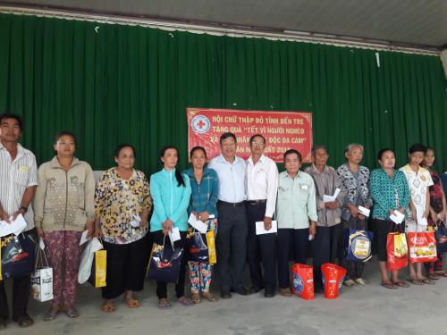 Hội Chữ thập đỏ tỉnh Bến Tre phối hợp Tổng công ty điện lực TPHCM tổ chức tặng quà Tết cho người nghèo tại các xã khó khăn trong tỉnh kinh phí  90.000.000 đồng