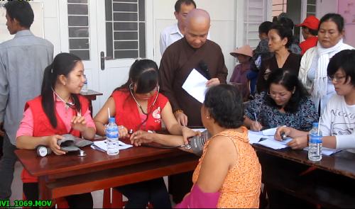 Hội Chữ thập đỏ tỉnh Bến Tre khám bệnh tặng quà tại vùng kinh tế mới tỉnh Long An