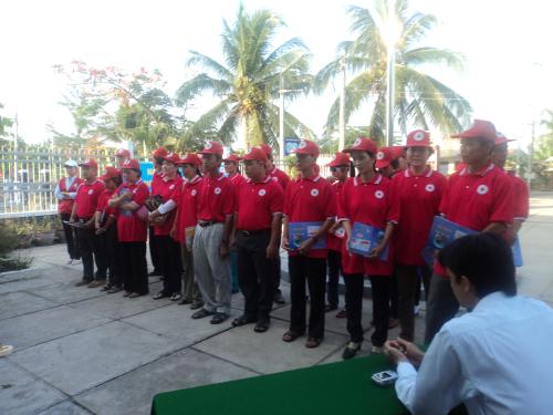 Tình nguyện viên chữ thập đỏ xã Phú Nhuận (Thành phố Bến Tre) ra quân tuyên truyền phòng chống dịch cúm A (H1N1)