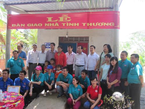 Công ty Cổ phần lương thực, thực phẩm SAFOCO hỗ trợ xây hai căn nhà tình thương tại huyện Giồng Trôm và Thạnh Phú  