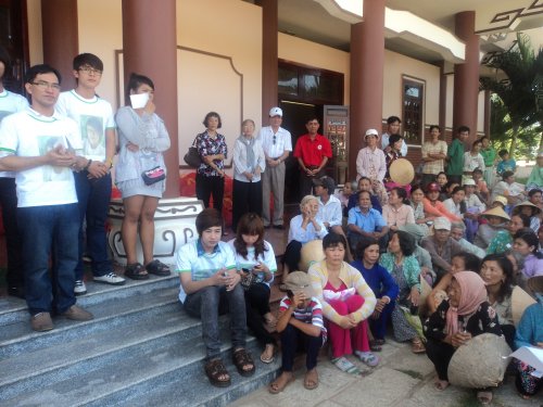 Hội Chữ thập đỏ Thành phố Hồ Chí Minh tặng quà cho người nghèo ở huyện Giồng Trôm tỉnh Bến Tre 
