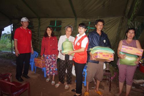 Hội Chữ thập đỏ tỉnh Bến Tre cứu trợ khẩn cấp cho hộ dân bị ảnh hưởng sạt lở đất tại xã Vĩnh Bình huyện Chợ Lách