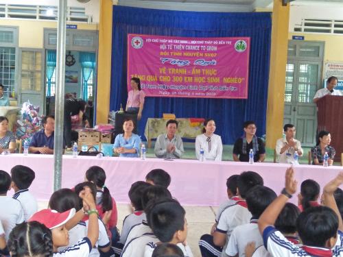 Hội chữ thập đỏ tỉnh Bến Tre tổ chức tặng quà cho học sinh nghèo tại xã Tam Hiệp huyện Bình Đại