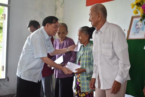 Phó Bí thư Tỉnh ủy tặng quà cho người nghèo tại Ngày hội đại đoàn kết toàn dân tộc ấp An Bình xã An Hiệp huyện Ba Tri