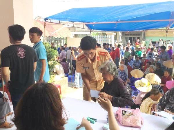 Tổ chức khám bệnh, cấp thuốc và tặng quà tại xã Tiên Long, huyện Châu Thành, tỉnh Bến Tre