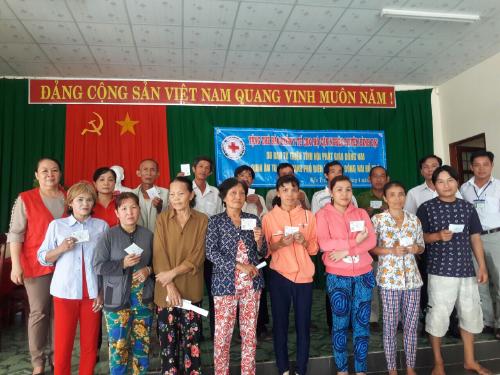 Hội Chữ thập đỏ tỉnh Bến Tre tặng thẻ BHYT cho hộ cận nghèo huyện Bình Đại