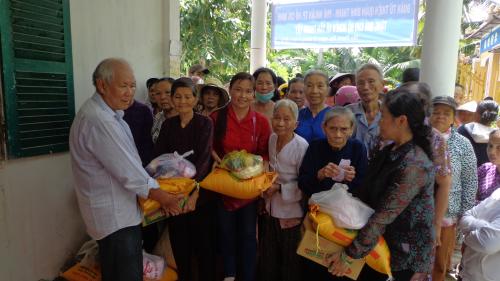 Đoàn từ thiện Phú Nhuận-Bình Thạnh TPHCM thăm, tặng 220 suất quà cho hộ nghèo tại Bến Tre bị thiệt hại do hạn hán- xâm nhập mặn vừa qua