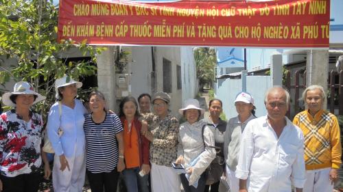 Đoàn thầy thuốc tình nguyện Hội Chữ thập đõ tỉnh Tây Ninh khám bệnh tặng quà tại xã Phú Túc huyện Châu Thành tỉnh Bến Tre