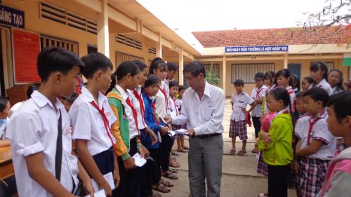 Hội Chữ thập đỏ tỉnh Bến Tre tặng 80 suất học bổng cho học sinh nghèo tại huyện Ba Tri