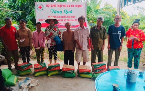 Hội Chữ thập đỏ xã An Thạnh, huyện Thạnh Phú tặng quà cho hộ nghèo