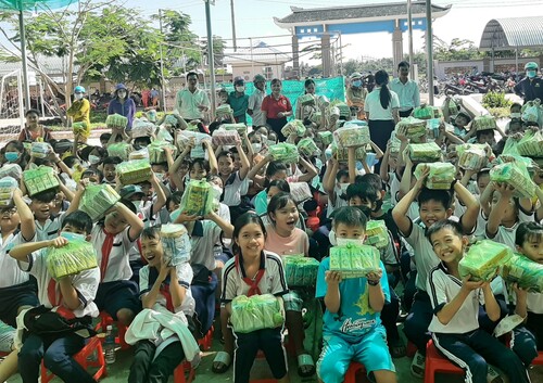 Học sinh trường Tiểu học Mỹ Chánh, huyện Ba Tri  nhận sữa dinh dưỡng