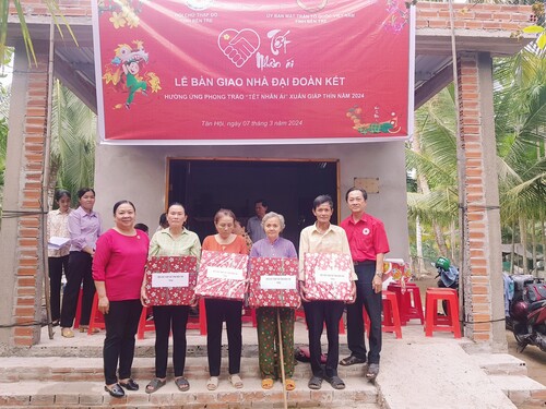 Hội Chữ thập đỏ tỉnh Bến Tre trao tặng nhà Đại đoàn kết cho hộ nghèo 