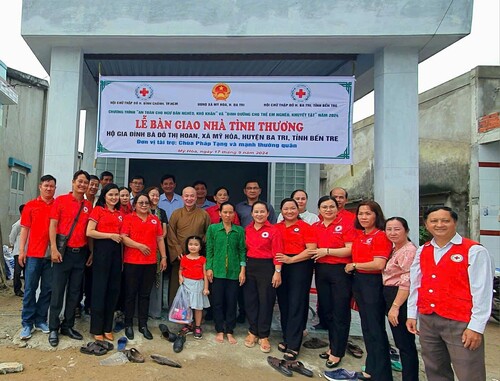 Huyện Hội Ba Tri bàn giao nhà tình thương cho ngư dân khó khăn 