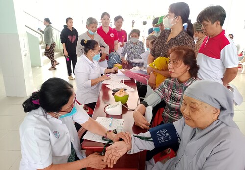 Huyện Hội Mỏ Cày Bắc tổ chức khám bệnh,  cấp thuốc và tặng quà cho người nghèo, khó khăn