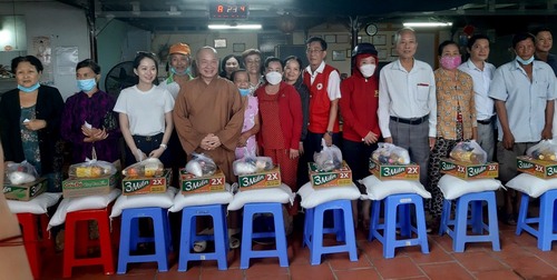 Hội Chữ thập đỏ huyện Châu Thành phối hợp Đại Đức Thích Trí Huệ trao tặng 150 phần quà cho hộ nghèo, hộ có hoàn cảnh khó khăn