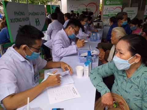 Hội Chữ thập đỏ huyện Ba Tri tổ chức khám chữa bệnh và tặng quà cho người dân nghèo, khó khăn tại xã An Thủy 