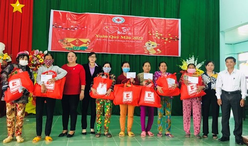 Hội Chữ thập đỏ huyện Thạnh Phú tặng quà cho hộ nghèo và tặng sữa bột dinh dưỡng cho các em học sinh khó khăn nhân dịp Xuân Quý Mão năm 2023
