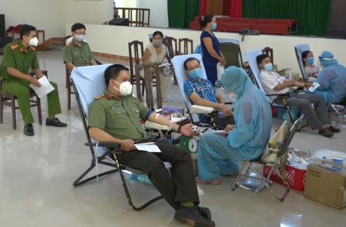 Ban vận động hiến máu tình nguyện huyện Chợ Lách tiếp tục vận động hiến máu tình nguyện đợt 3 năm 2021