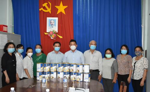 Công ty cổ phần đầu tư xử lý nước sạch Aqua Việt Nam tặng sữa “Ong chúa và Nhung hươu” cho cán bộ Hội Chữ thập đỏ tỉnh