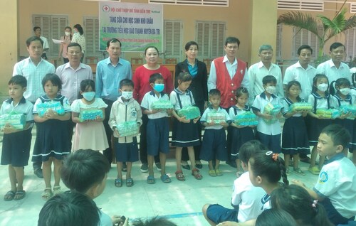 Hội Chữ thập đỏ huyện Ba Tri tặng sữa tươi dinh dưỡng cho học sinh nghèo do Hội Chữ thập đỏ tỉnh vận động hỗ trợ 
