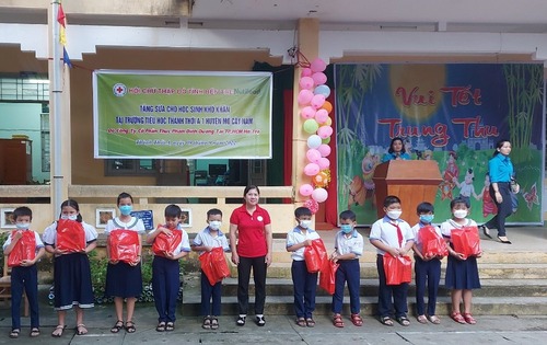 Hội Chữ thập đỏ huyện Mỏ Cày Nam trao tặng 100 phần sữa dinh dưỡng cho học sinh nghèo, khó khăn