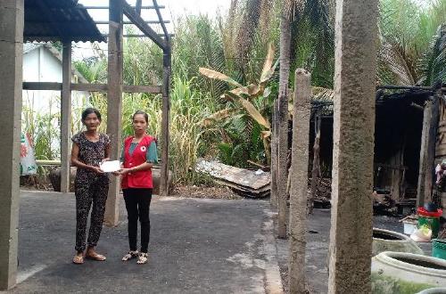 Hội Chữ thập đỏ huyện Bình Đại tổ chức thăm, tặng quà cho hộ bị cháy nhà  do chập điện tại xã Vang Quới Đông
