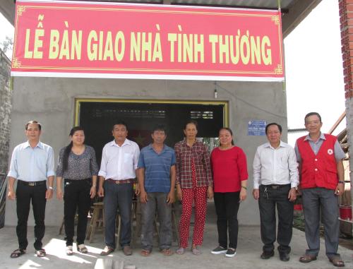 Lễ bàn giao nhà thương cho hộ nghèo xã Tân Trung huyện Mỏ Cày Nam