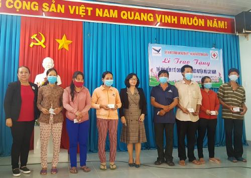 Trao tặng thẻ BHYT cho hộ cận nghèo huyện Mỏ Cày Nam
