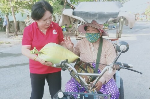 Hội Chữ thập đỏ huyện Bình Đại tặng quà cho bà con nghèo  xã Thạnh Phước và Bình Thắng
