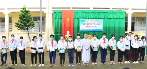 Hội Chữ thập đỏ huyện Mỏ Cày Bắc phối hợp với chi hội Chữ thập đỏ chùa Phước Thịnh trao tặng học phẩm cho các em học sinh khó khăn nhân ngày khai giảng năm học mới 2022 - 2023