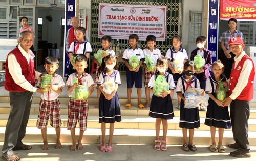 Trao 430 phần sữa cho học sinh trường Tiểu học Vĩnh An  trị giá 71 triệu đồng