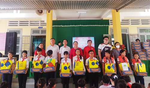 Trao tặng cặp áo phao và học phẩm cho học sinh khó khăn  xã đảo Tam Hiệp