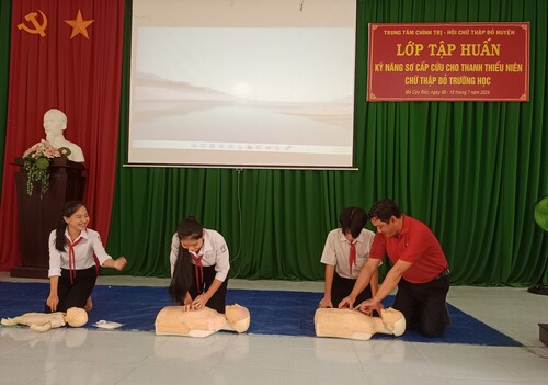 Tập huấn kỹ năng sơ cấp cứu cho thanh thiếu niên Chữ thập đỏ trong trường học