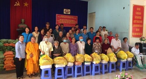 Hội Chữ thập đỏ huyện Châu Thành trao quà cho người nghèo,  khó khăn tại xã Thành Triệu