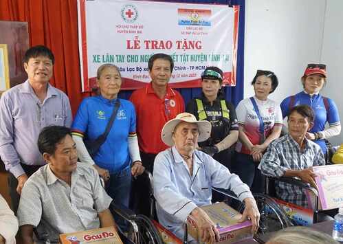 Huyện Hội Bình Đại tổ chức Lễ trao tặng xe lăn  cho người khuyết tật