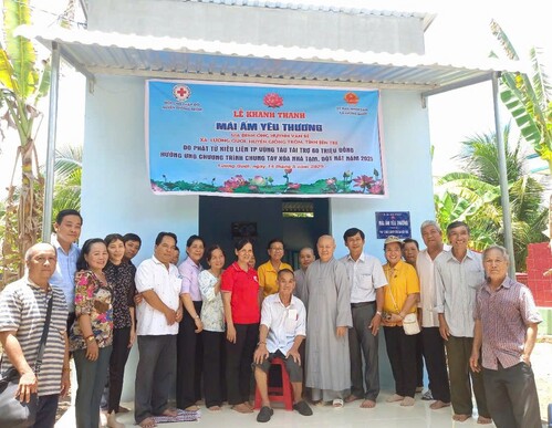 Hội Chữ thập đỏ huyện Giồng Trôm trao tặng Mái ấm yêu thương cho hộ nghèo, khó khăn