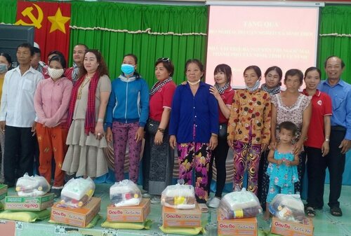 Huyện Hội Bình Đại tặng quà cho hộ nghèo xã Bình Thới