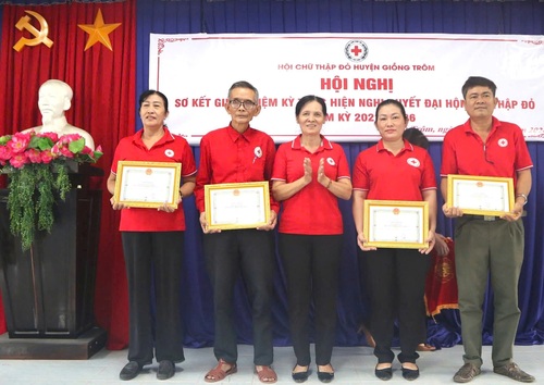 Hội Chữ thập đỏ huyện Giồng Trôm sơ kết giữa nhiệm kỳ 2022 – 2027, tổng kết công tác Hội Chữ thập đỏ năm 2024