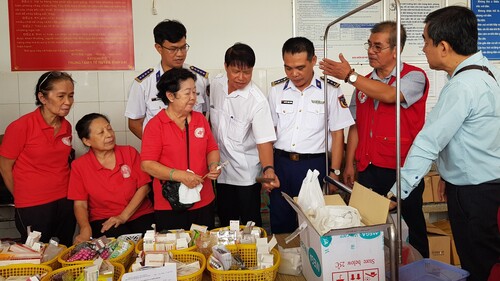 Khám bệnh và tặng quà cho người cao tuổi và ngư dân nghèo,  khó khăn tại huyện Bình Đại