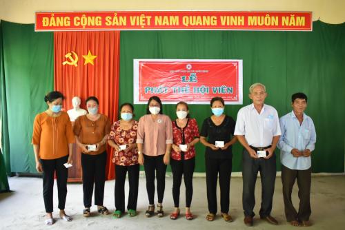 Trao thẻ cho hội viên Chữ thập đỏ xã Châu Bình huyện Giồng Trôm